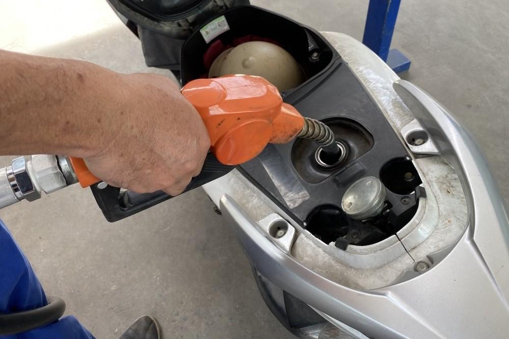 Giá xăng tiếp tục tăng, tiến sát mốc 20.000 đồng/lít