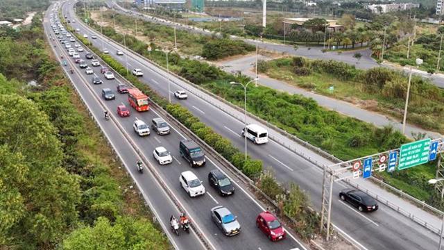 Cấm xe máy lưu thông vào đường dẫn cao tốc TP.HCM - Long Thành