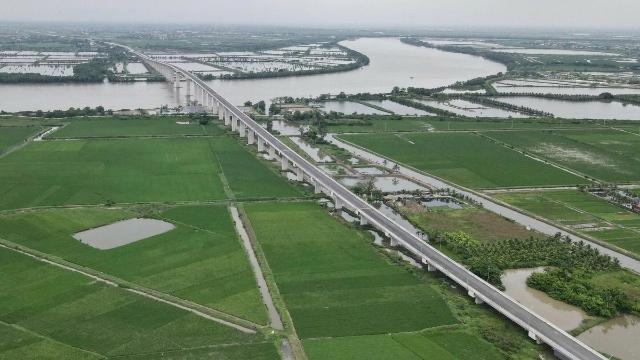 Bài 1: Thêm nhiều hạng mục khi nâng cấp đường ven biển thành cao tốc