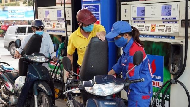 Giá xăng đi xuống, các mặt hàng dầu tăng giảm tùy loại