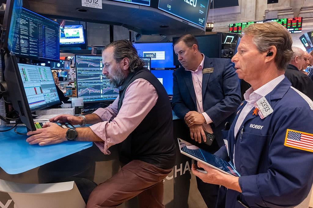 Dow Jones tăng hơn 200 điểm khi Tòa án Tối cao xem xét thuế quan của ông Trump