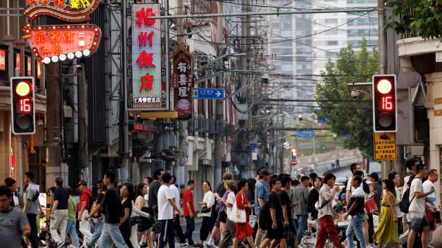 Giá tiêu dùng ở Trung Quốc tăng trở lại, giá nhà sản xuất vẫn giảm