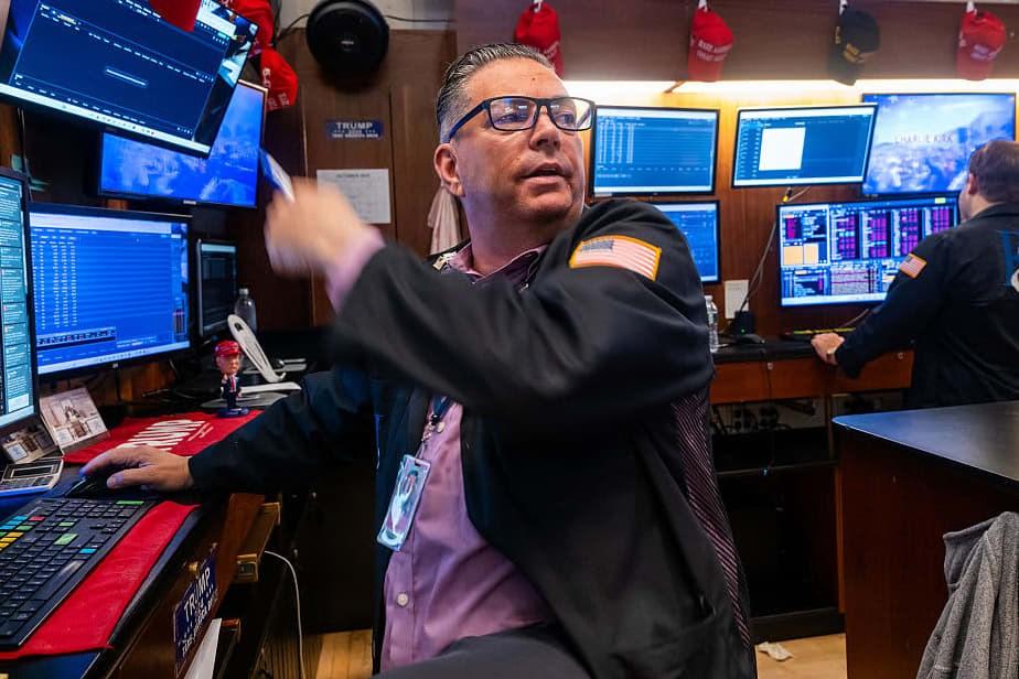 Dow Jones lập kỷ lục mới, Nasdaq Composite hụt hơi khi nhà đầu tư bán tháo cổ phiếu công nghệ