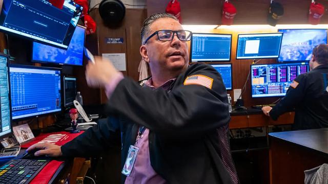 Dow Jones lập kỷ lục, giá dầu đi lên