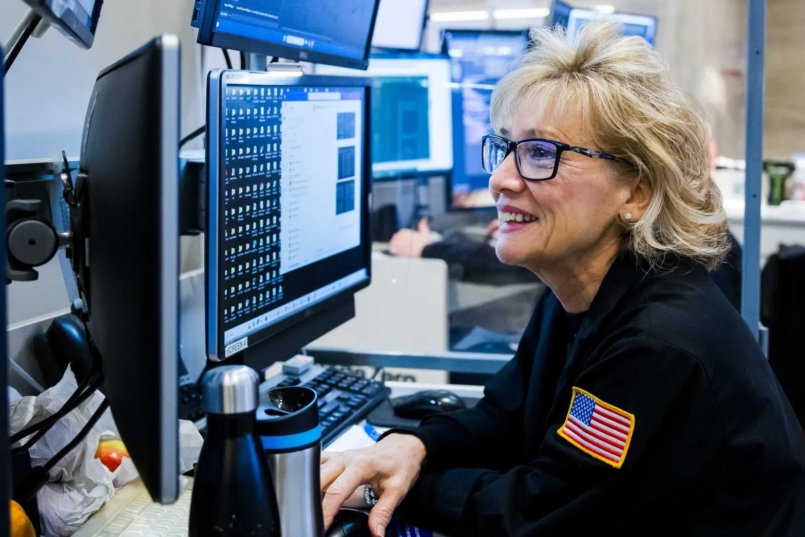 Dow Jones lần đầu vượt 48.000 điểm