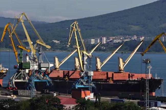 Giá xăng dầu hôm nay 30/12: Tăng hơn 2% vì căng thẳng Nga - Ukraine leo thang trở lại