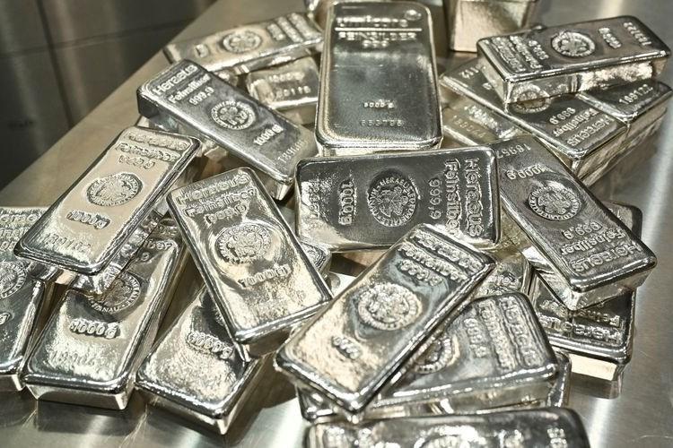 Giá bạc lao dốc 9%