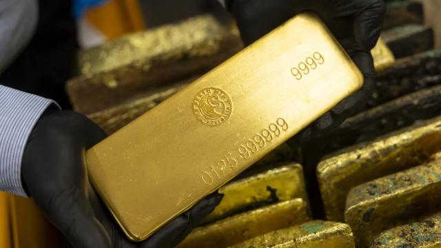 Giá vàng trượt khỏi kỷ lục, SPDR Gold Trust mua ròng gần 10 tấn