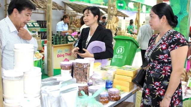 Mua sắm Tết ở đồng bằng sông Cửu Long: Khi 'online' trở thành lựa chọn phổ biến