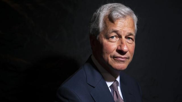 CEO ngân hàng lớn nhất Mỹ được trả thù lao 43 triệu USD trong năm 2025