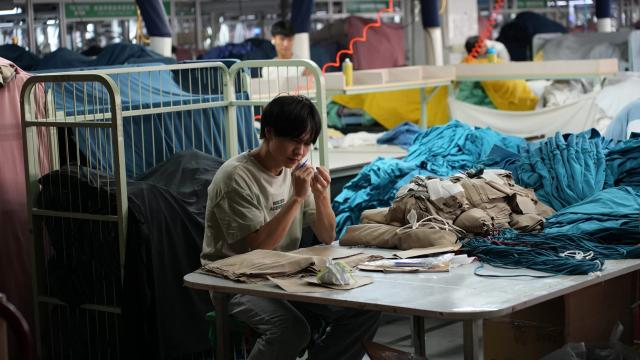 Trung Quốc không còn là "công xưởng may mặc giá rẻ" khi giá dầu tăng vọt