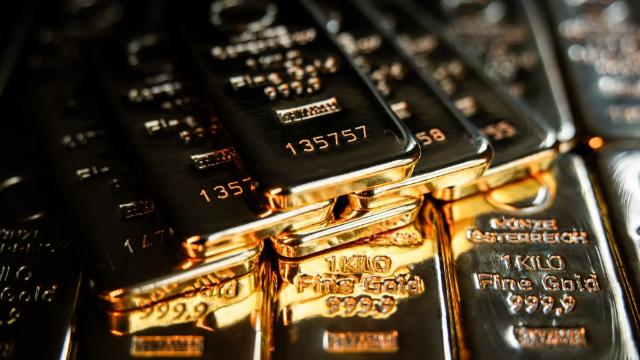 Giá vàng cầm cự mốc chủ chốt, USD sụt giá, SPDR Gold Trust bán ròng