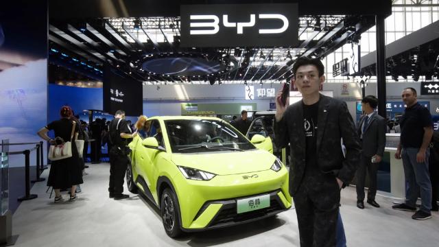 Cú sốc giá dầu mở ra cơ hội cho các hãng xe điện Trung Quốc