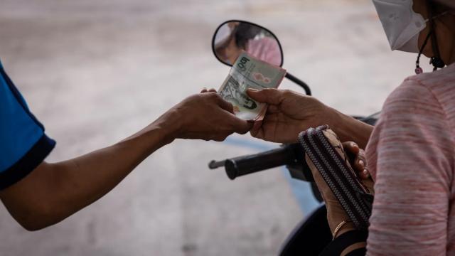 Đồng baht Thái Lan lao dốc khi giá xăng dầu tăng cao