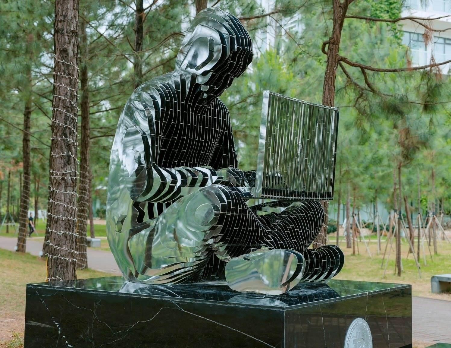 Tượng 'cha đẻ' Bitcoin xuất hiện tại Trường Đại học FPT