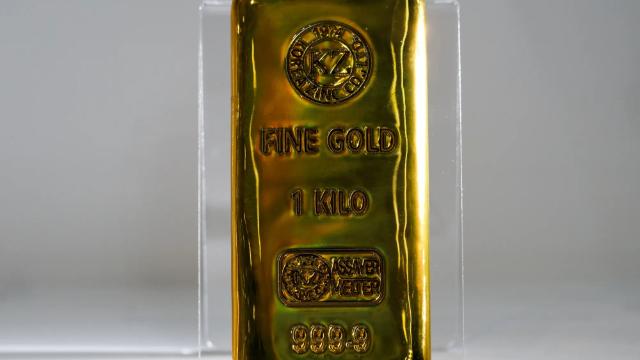 Giá vàng 'bốc hơi' hơn 100 USD/oz khi giá dầu nhảy vọt qua mốc 100 USD/thùng