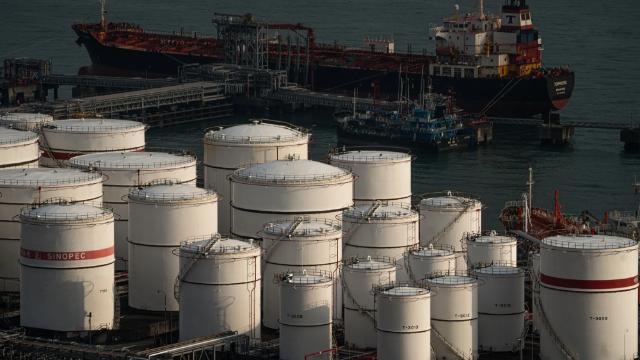 Nguồn cung dầu căng thẳng, tín hiệu từ giá dầu Brent giao ngay