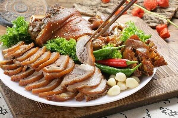 Giá thịt heo hôm nay 14/4: Chân giò rút xương tiếp tục chững giá