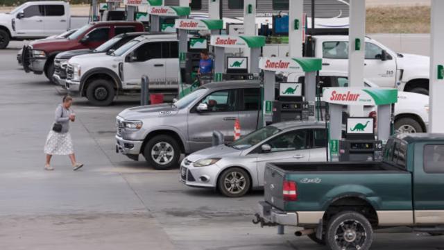 Chênh lệch kỷ lục giữa giá dầu vật chất và giá dầu giao sau nói lên điều gì?