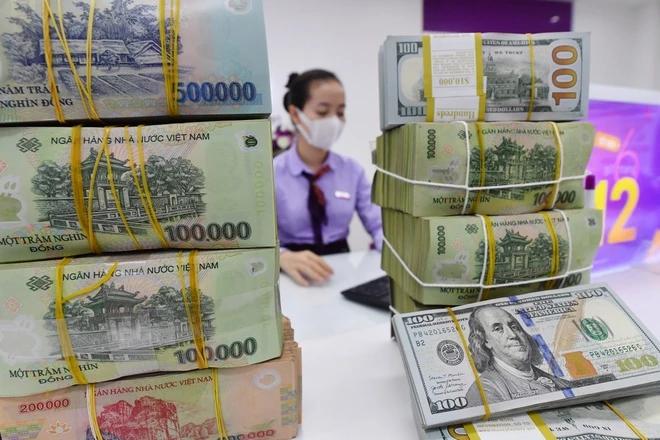 Giá USD tại ngân hàng neo sát trần điều hành