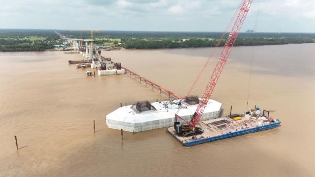 Cần Thơ: Tháo gỡ 'điểm nghẽn' vật liệu và mặt bằng, tăng tốc thi công cầu Đại Ngãi