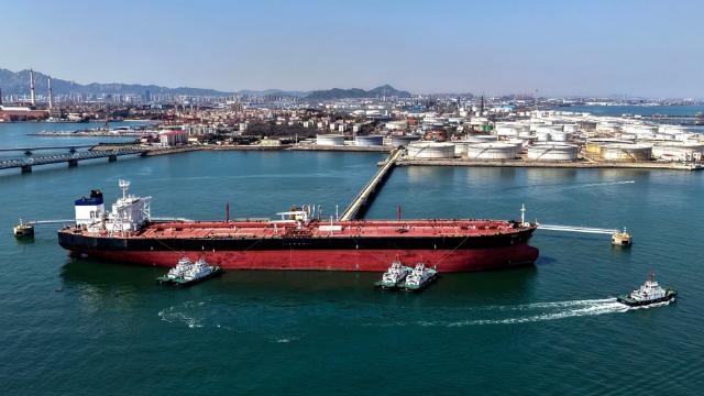 Giá dầu tăng gây thiệt hại cho Mỹ nhiều hơn với Trung Quốc