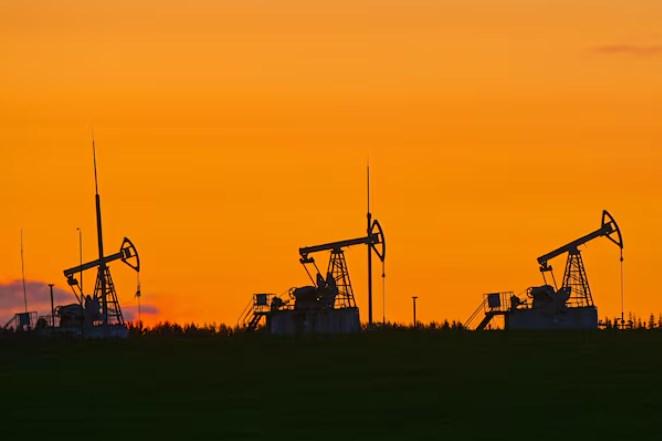 Giá xăng dầu hôm nay 25/4: Giá dầu tiếp đà tăng trước lo ngại về nguồn cung