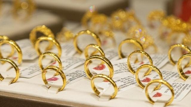 Giá vàng tăng, giảm tới 4 lần trong 1 tiếng