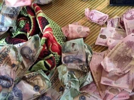 Ngân hàng phải đổi tiền rách, hỏng cho dân không yêu cầu giấy tờ, tiền Polyme bị cháy 70% vẫn được đổi