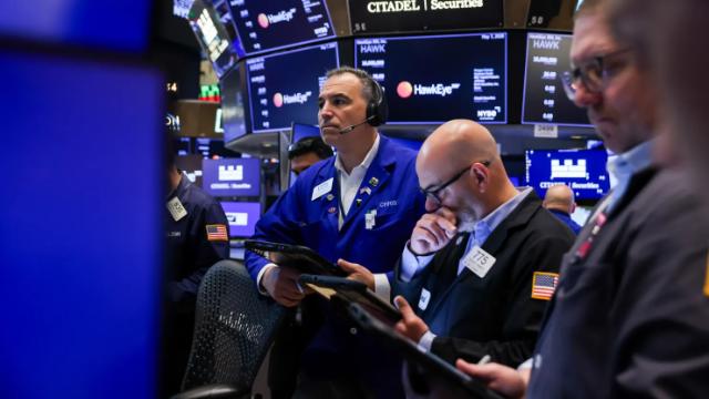 SP 500 giảm liền hai phiên vì cổ phiếu công nghệ bị xả, giá dầu giữ đà leo thang