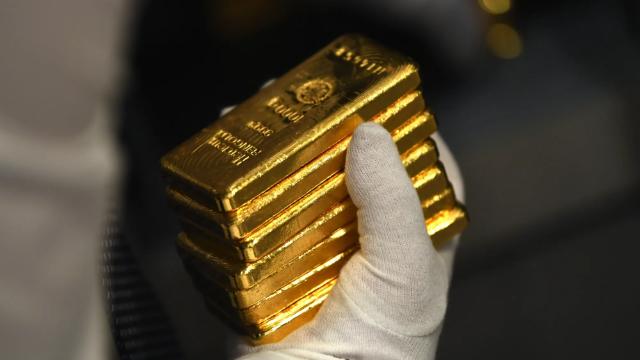 Giá vàng chật vật quanh mốc 4.500 USD/oz, SPDR Gold Trust tiếp tục bán ròng