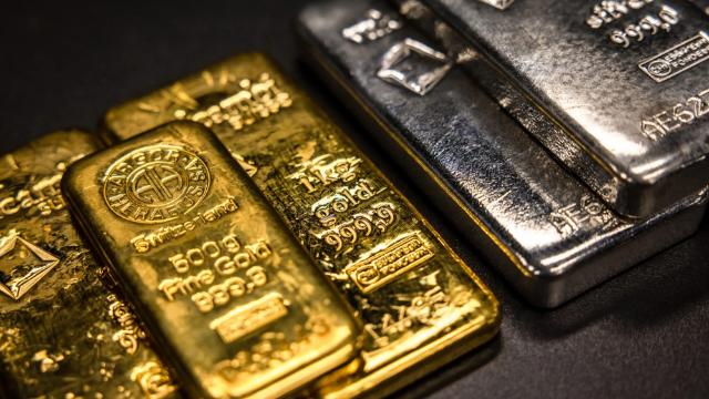 Giá vàng hồi phục khi đồng USD suy yếu, SPDR Gold Trust không ngừng bán ròng