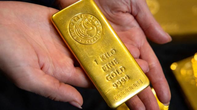 Giá vàng lao dốc sau báo cáo việc làm Mỹ, SPDR Gold Trust ồ ạt xả hàng
