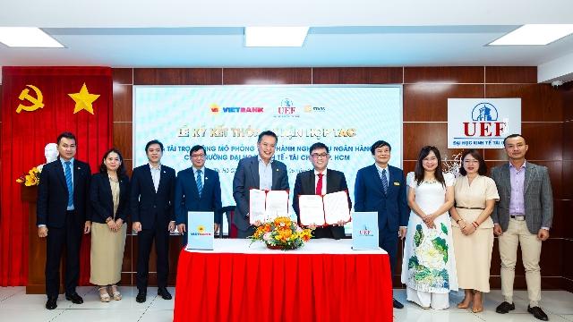 Vietbank tài trợ phòng thực hành mô phỏng nghiệp vụ ngân hàng cho UEF