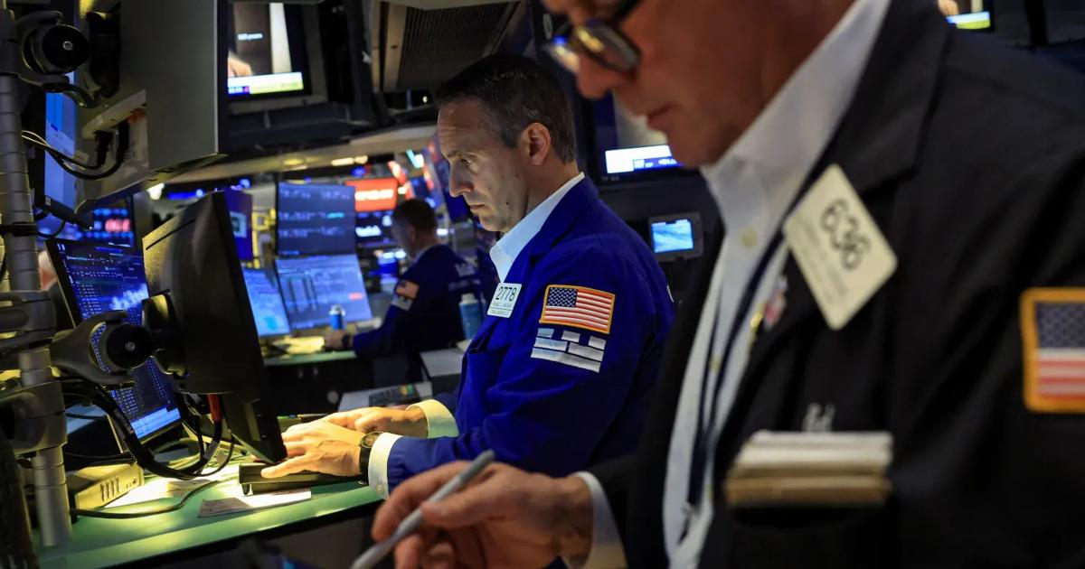 Cổ phiếu công nghệ kéo S&P 500 tụt điểm, giá dầu trượt mạnh sau động thái của Mỹ